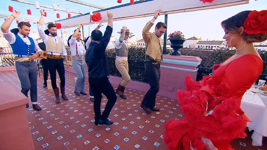 Jessica Paszka und "Die Bachelorette"-Kandidaten in der Flamenco-Tanzstunde