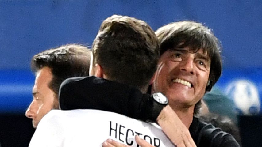 Jonas Hector und Joachim Löw