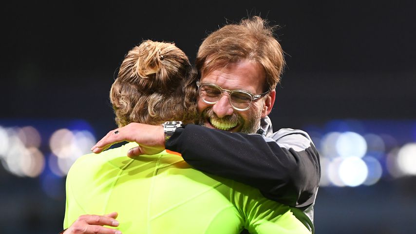 Jürgen Klopp und Torwart Loris Karius nach dem Sieg über Manchester City