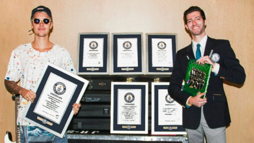 Justin Bieber mit seinen "Guinness World Records"-Urkunden