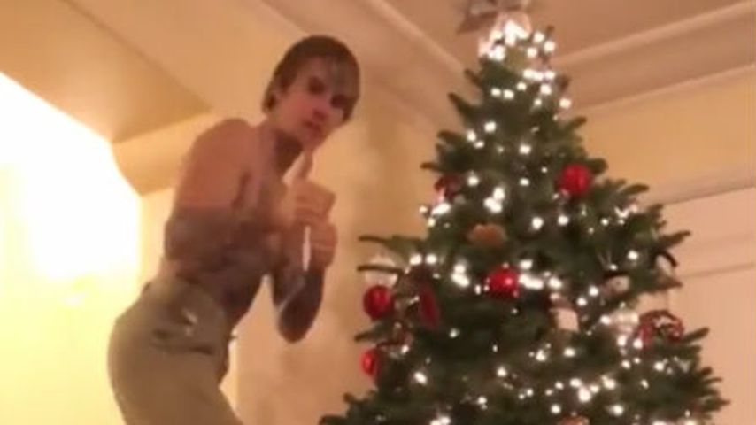 Oh du Nackedei: Justin Bieber schmückt oben ohne den Baum