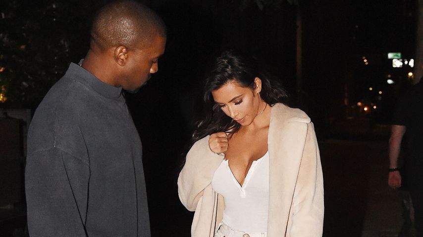 Kanye West und Kim Kardashian vor einem Restaurant
