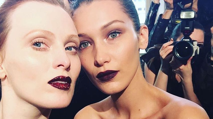 Karen Elson & Bella Hadid (r.) bei der "Versace"-Show auf der Fashion-Week in Paris