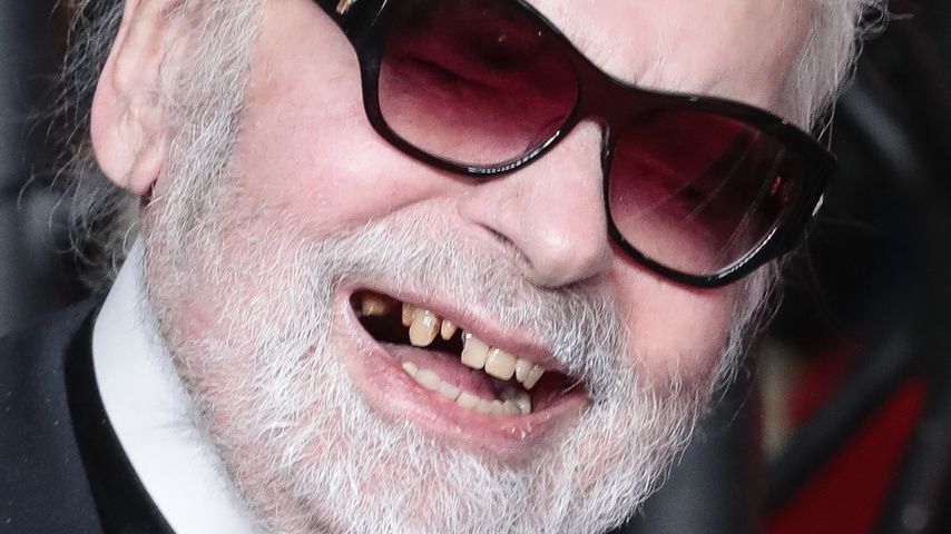 Zwei Zähne ärmer: Karl Lagerfeld lacht trotzdem bei Event