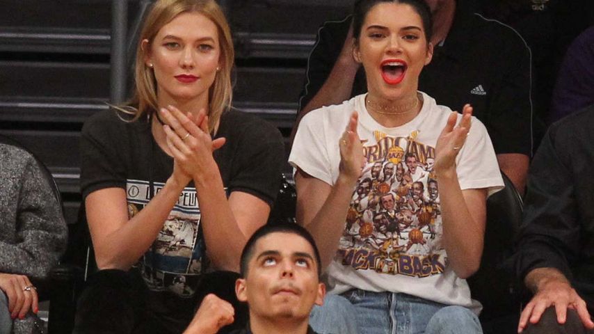 Karlie Kloss und Kendall Jenner im Zuschauerraum eines Lakers-Spiels