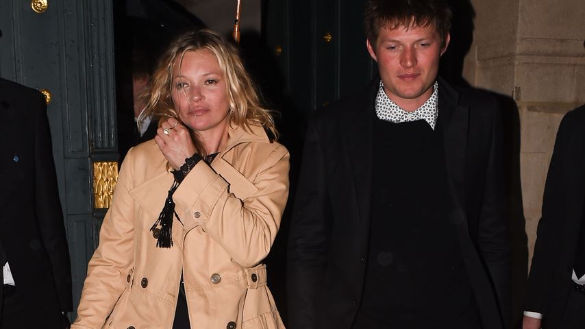 Kate Moss und Nikolai von Bismark beim erlassen der Cocktail-Bar "Miu Miu" in Paris