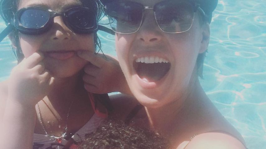 Katherine Heigl mit ihren zwei Töchtern im Pool