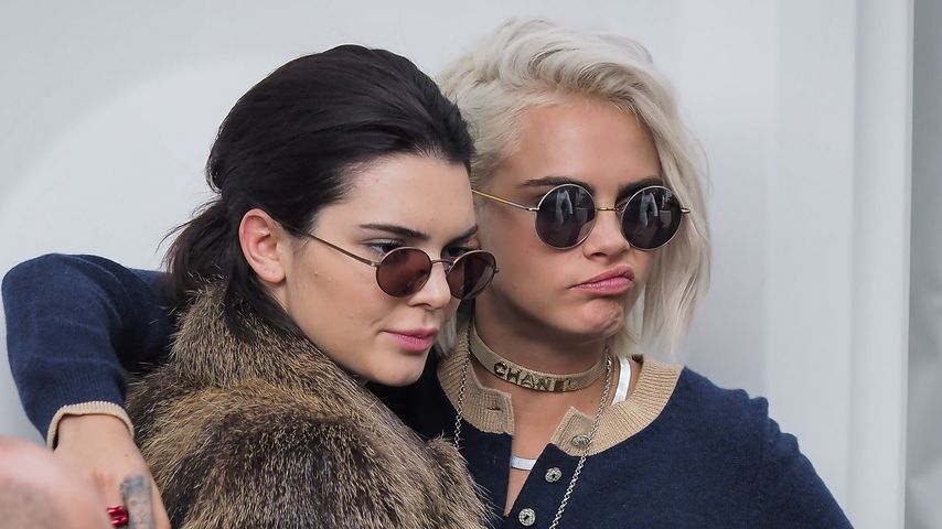 Kendall Jenner und Cara Delevingne nach der Chanel Show in Paris