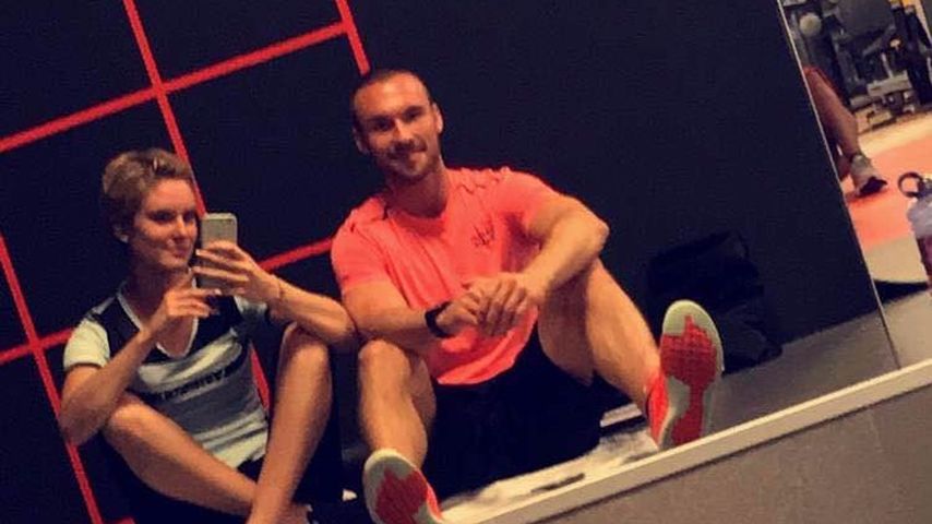Kim Hnizdo mit ihrem Personal Trainer im Fitnessstudio