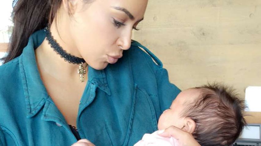 Kim Kardashian mit Chrissy Teigens Tochter Luna