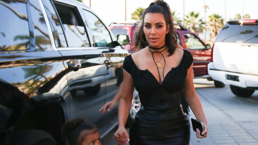 Kim Kardashian mit ihrer Tochter North auf dem Weg zur Geburtstagsparty von Oma MJ