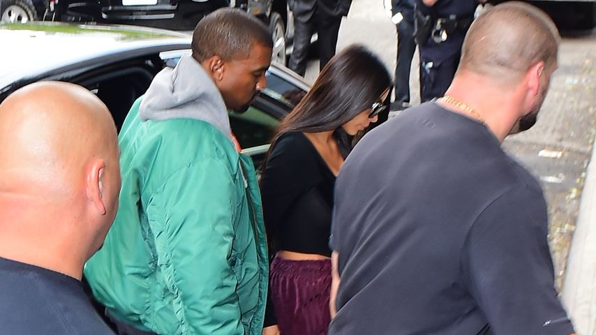 Kim Kardashian mit Kanye West nach ihrer Rückkehr aus Paris