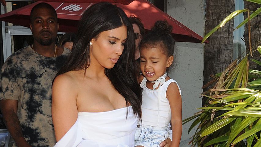 Kim Kardashian mit Tochter North in Miami Beach