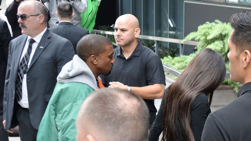 Kim Kardashian und Kanye West, umringt von Bodyguards, in New York