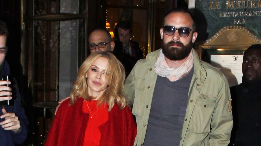 Kylie Minogue und Joshua Sasse