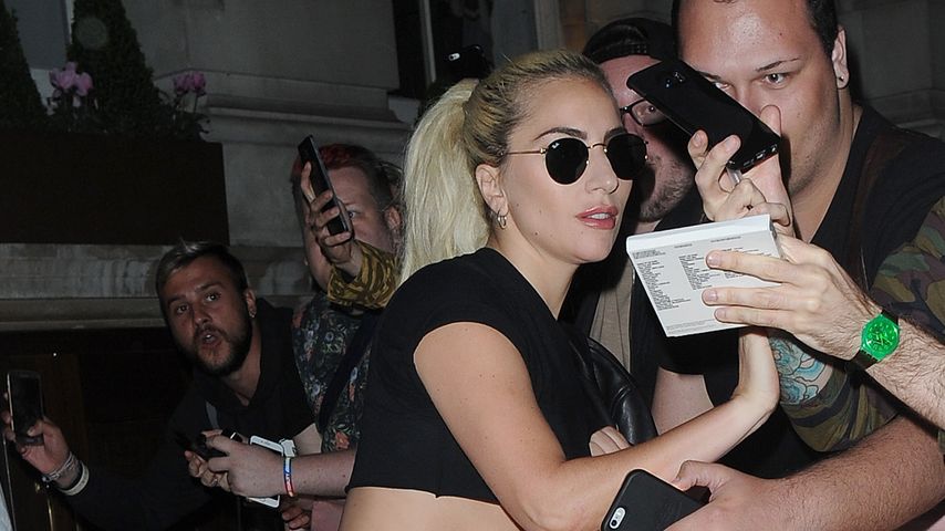 Lada GaGa mit Fans in London