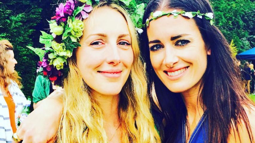 Laura Gallacher und Schwester Kirsty auf der Verlobungs-Party