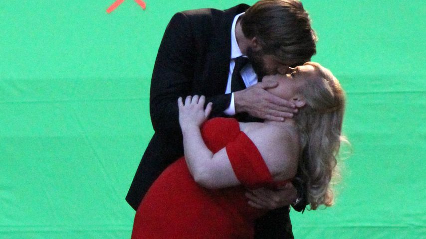 Liam Hemsworth mit Rebel Wilson beim Dreh von "Isn't It Romantic"