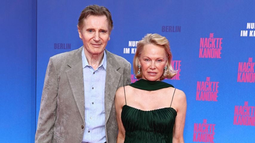 Pamela Anderson und Liam Neeson strahlen auf Berlin-Premiere