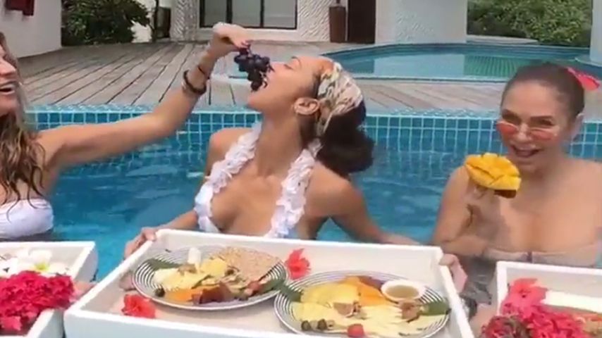 Freche Früchtchen: Lilly Becker nascht Obst von sexy Poolboy