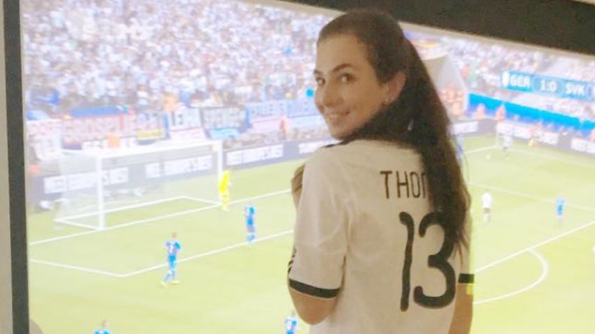 Lisa Müller mit Trikot vor der Leinwand