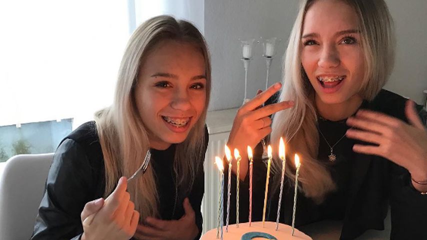 Lisa und Lena mit ihrem "8 Mio. Follower"-Kuchen