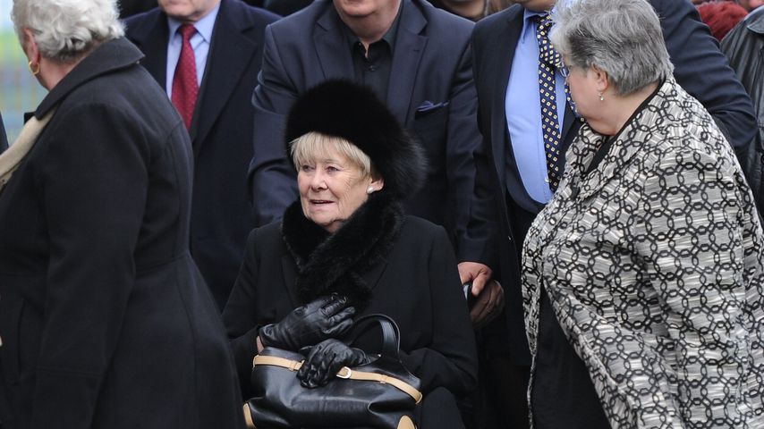 Liz Dawn auf der Beerdigung des Schauspielers Bill Tarmey 2012 in Lancashire