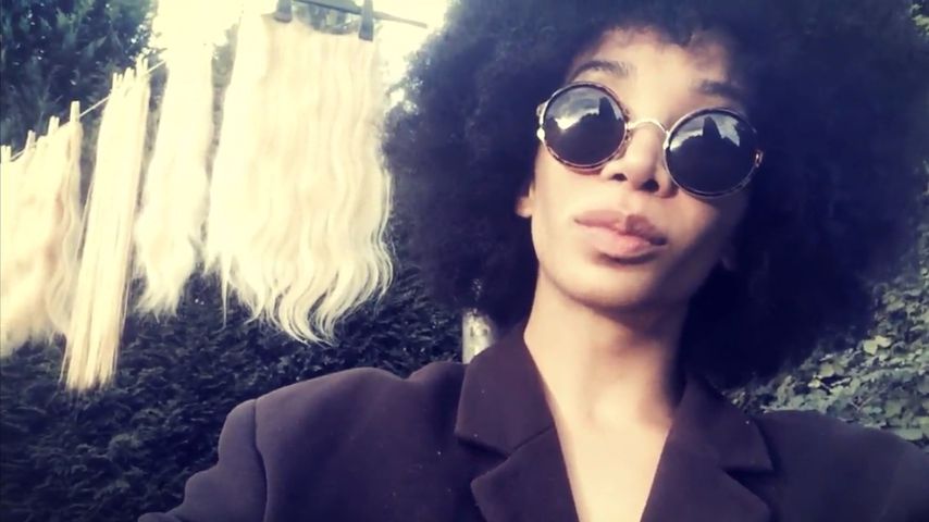 Mega witzig! Lorielle London hängt Extensions an die Leine