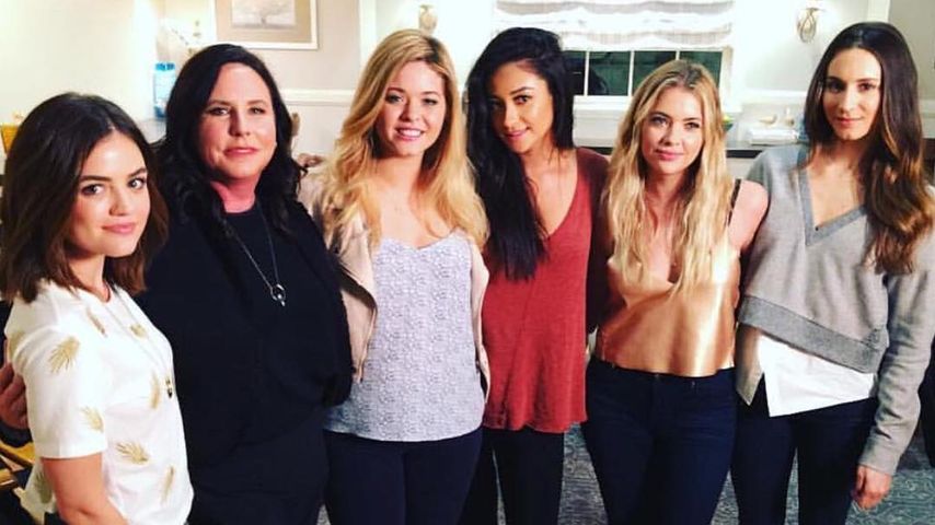 Lucy Hale, Marlene King, Sasha Pieterse, Shay Mitchell, Ashley Benson und Troian Bellisario