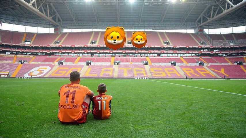 Lukas Podolski mit seinem Sohn im Türk Telekom Stadium