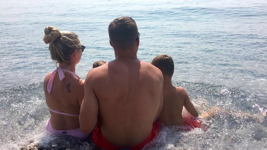 Lukas Podolski gemeinsam mit seiner Ehefrau Monika, Sohn Louis und Tochter Maya im Urlaub