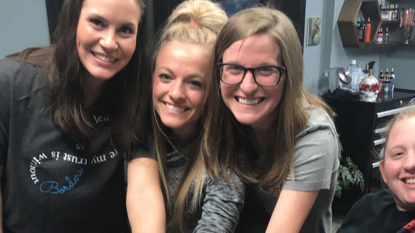 Mackenzie McKee (2. v. li.) mit ihren Freundinnen beim Tätowierer