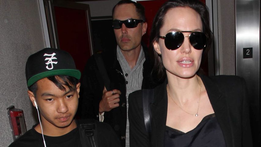 Maddox, James Haven und Angelina Jolie am Flughafen in Los Angeles