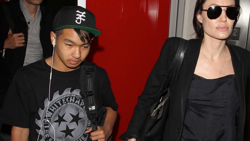 Maddox und Angelina Jolie am Flughafeb von Los Angeles