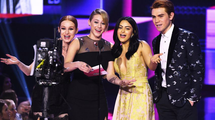 madelaine petsch university quot riverdale quot familie camila mendes schw 228 rmt von den madelaine petsch university quot riverdale quot familie camila mendes schw 228 rmt von den