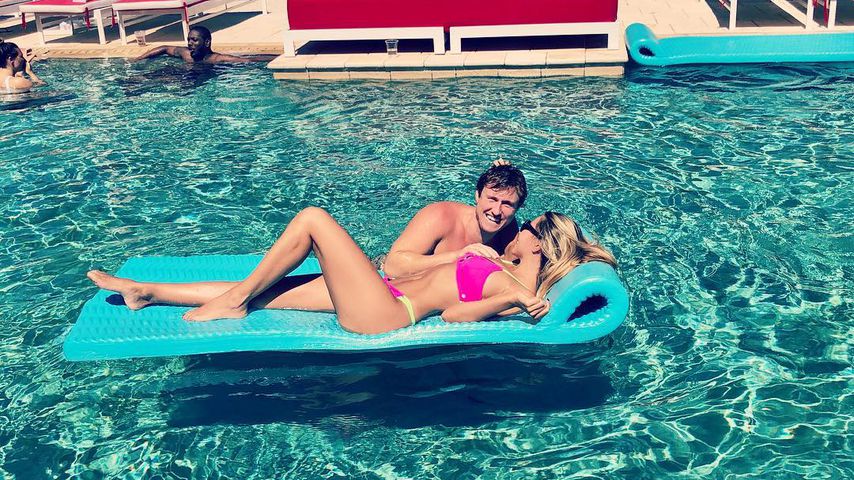 Heiße Orgasmen Am Pool Heiße Orgasmen Am Pool