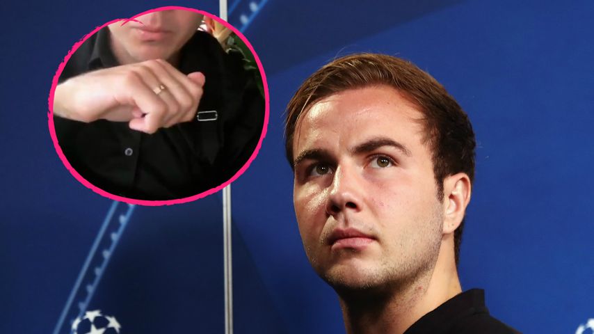 Kurz nach der Hochzeit: Zeigt Mario Götze hier den Ehering?
