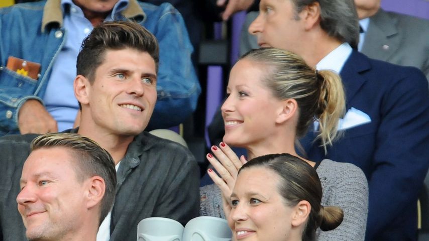 Mario Gomez und Carina Wanzung im Stadion in Florenz