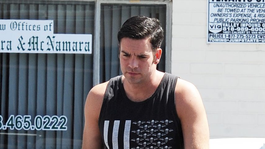 Mark Salling vor einer Bank in L.A.