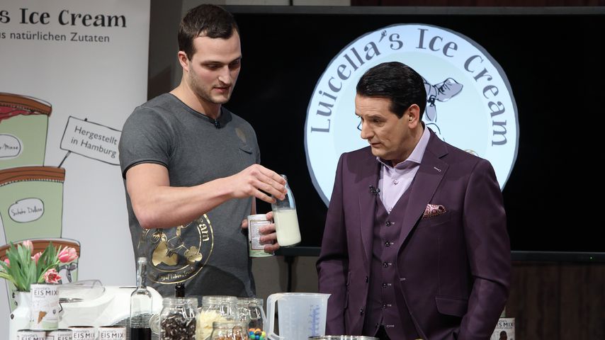 Markus Deibler (l.) präsentiert Ralf Dümmel sein Produkt "Luicella's Ice Cream"