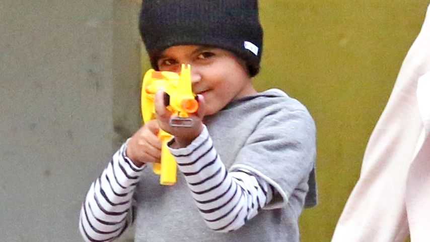 Mason Disick mit einem Spielzeug-Gewähr