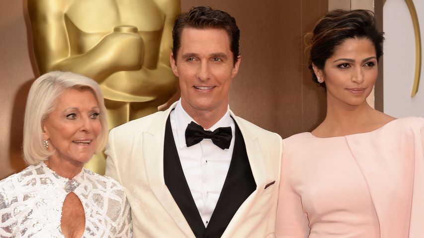 Matthew McConaughey mit seiner Mutter (li.) und Camila Alves bei den Oscars 2014