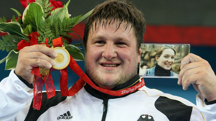 Gewichtheber Matthias Steiner mit der Goldmedaille bei Olympia 2008 in Peking
