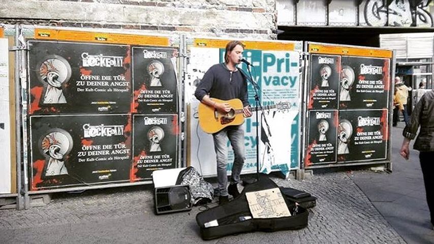 Max Buskohl macht Musik auf der Straße
