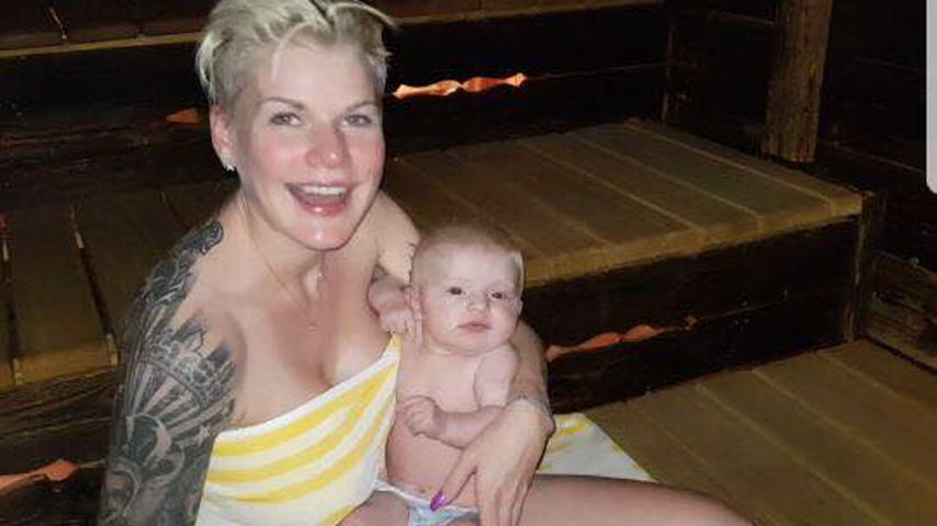 Melanie Müller und Baby Mia Rose in der Sauna