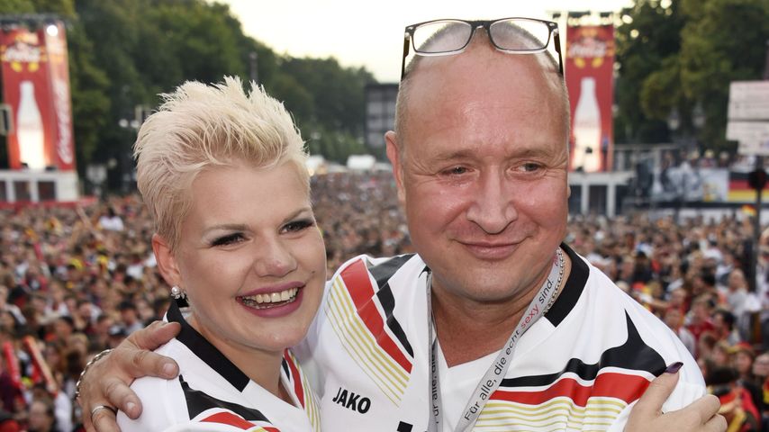 Melanie Müller und Mike Blümer bei der EM 2016 auf der Fanmeile in Berlin