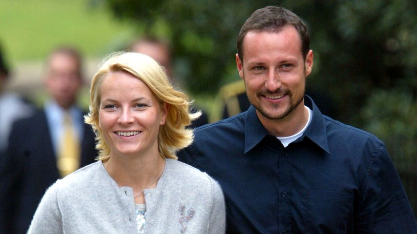Mette-Marit und Haakon bei einem Spaziergang in London im Jahr 2002