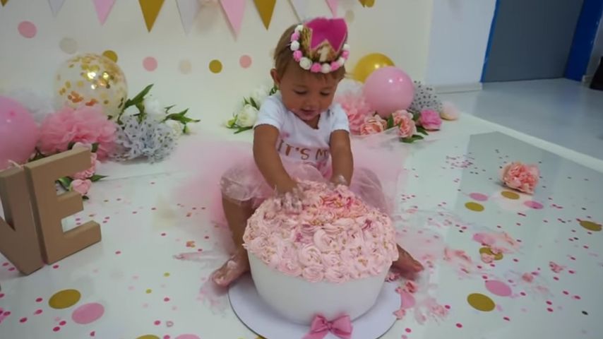 Süße Sauerei: Mia Rose Harrison zermatscht ihre B-Day-Torte