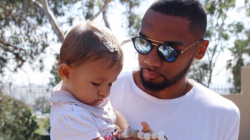 Kleiner Frechdachs: Mia Rose zieht Papa Domi die Ohren lang!