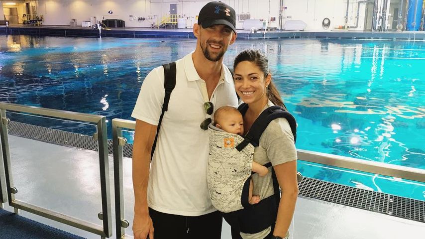 Michael Phelps und Nicole Johnson mit ihrem Sohn Boomer im Schwimmbad